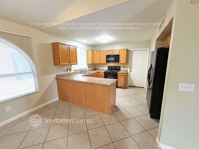 Building Photo - 7923 W Laurel Ln