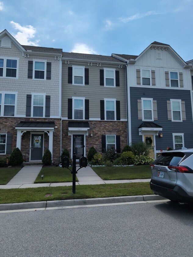 Foto principal - 707 Arbuckle St