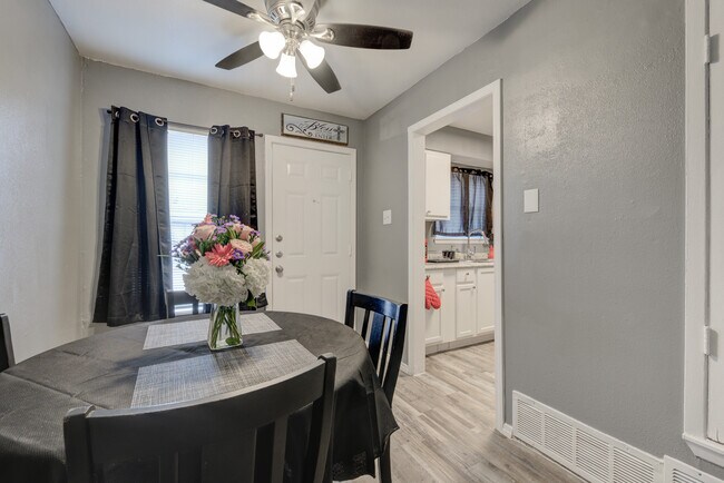 Building Photo - 2802 Lasses Blvd