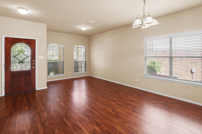 Foto del edificio - Charming Home Awaits: Spacious & Modern Li...