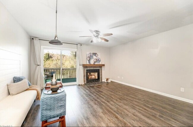 Foto del edificio - 1074 Hickory Glen Rd