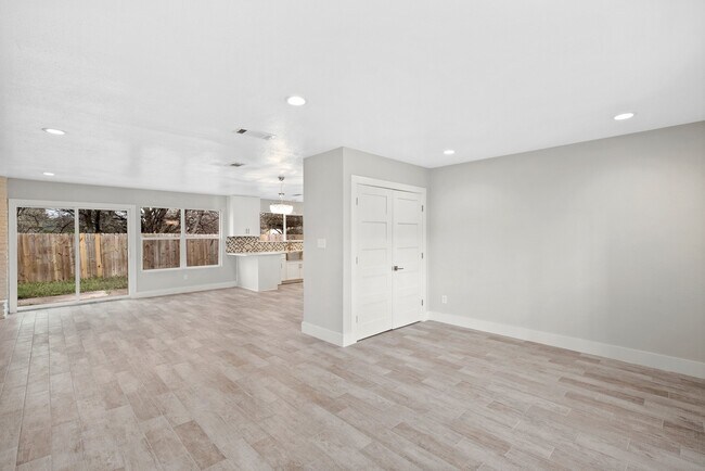 Foto del edificio - Stunning 3-Bedroom Single Family Home on C...