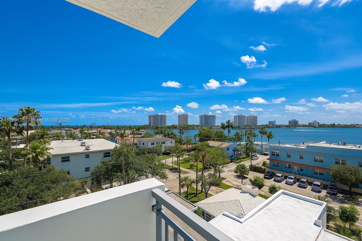 Foto principal - 2200 Bay Dr