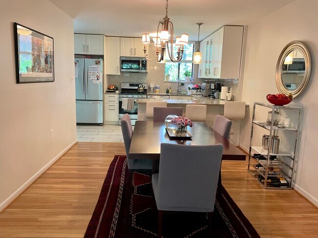 Comida - 10919 Deborah Dr