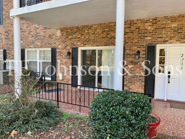 Foto del edificio - Two Bedroom Condo Convenient To WFU
