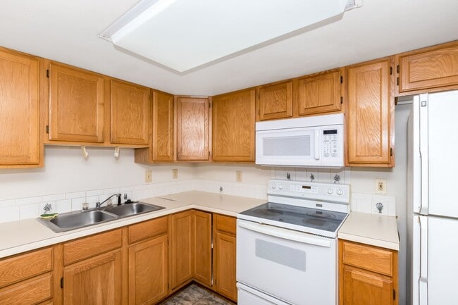Building Photo - 4 Bed 4 Bath Town Home in Greeley, CO!