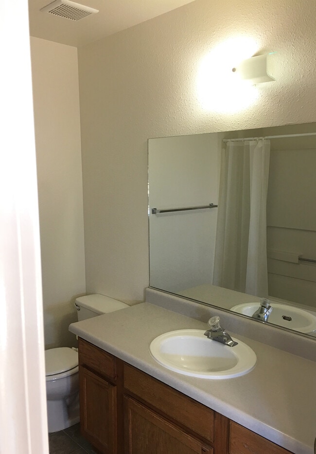 Full bathroom - 3129 Airport Rd