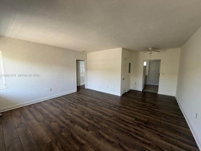 Foto del edificio - 8321 Crespi Blvd