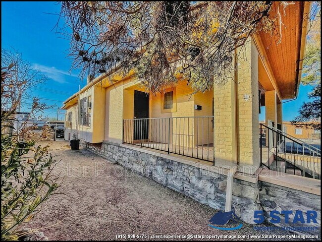 Building Photo - 2526 Yandell Dr