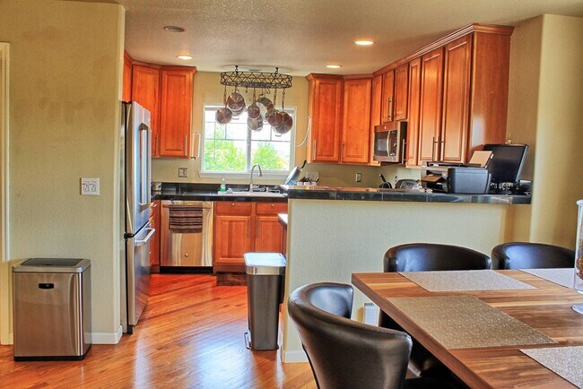 Building Photo - 3 bed 2.5 bath 2 car garage Meadows End un...