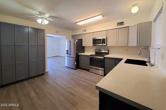 Foto del edificio - 9524 W Purdue Ave