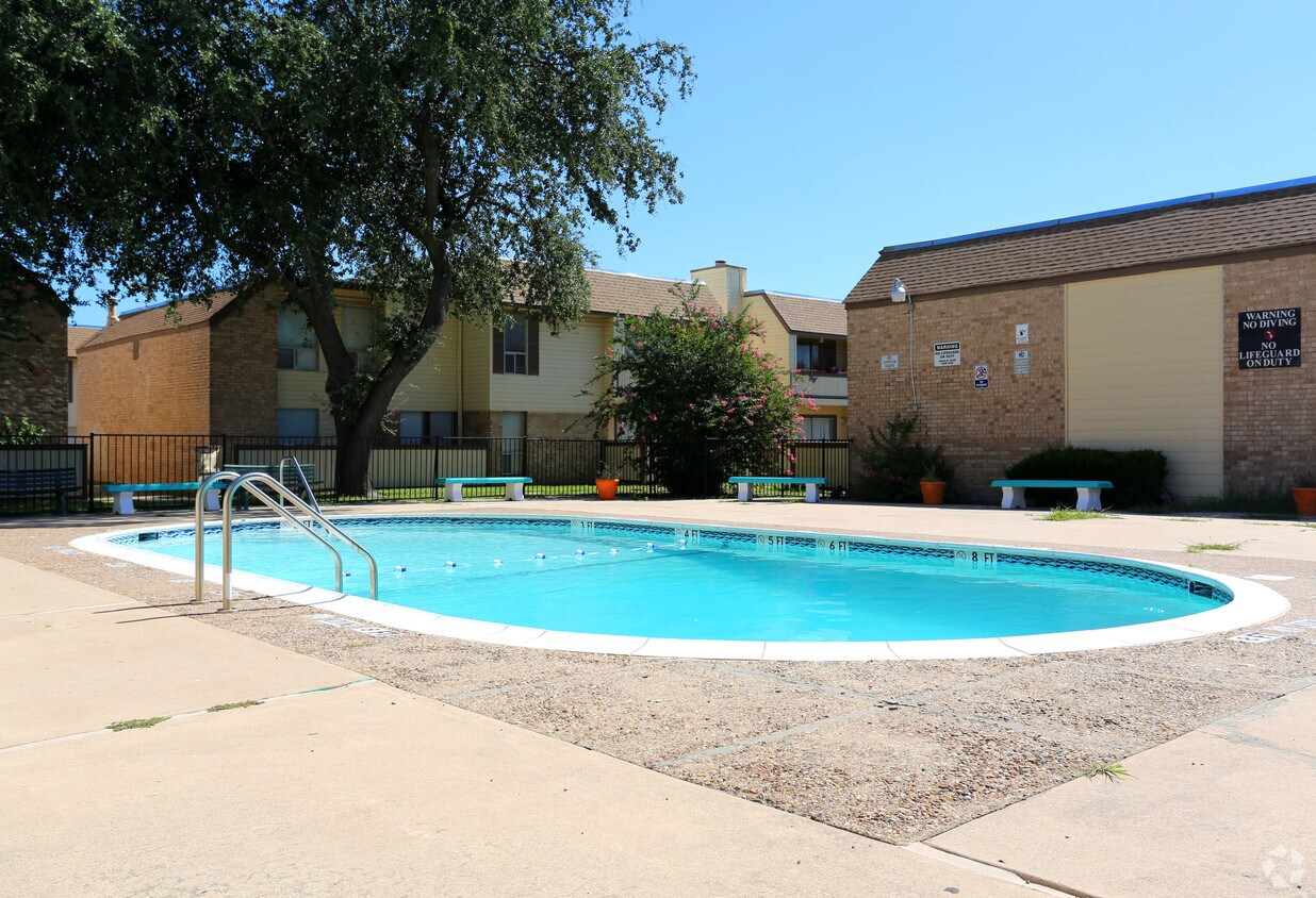 Estrada Apartments in Carrollton, TX