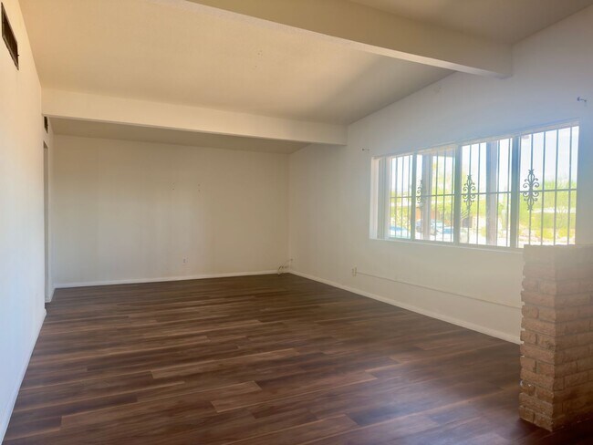 Foto del edificio - Eastside home- 4 bedroom/ 2 bathrooms, pool and large backyard