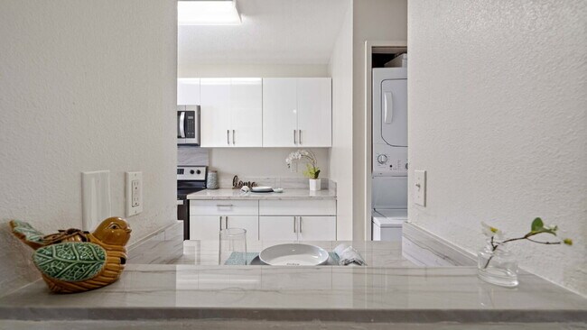 Foto del edificio - Renovated 2br/1ba/2pkg 3rd Fl Townhome