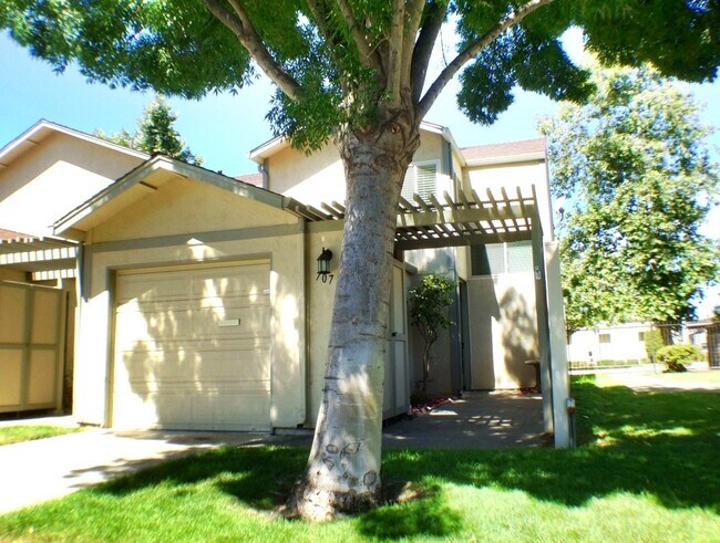 Building Photo - 2-Story Townhouse, 3 Bedrooms with 1 Car G...
