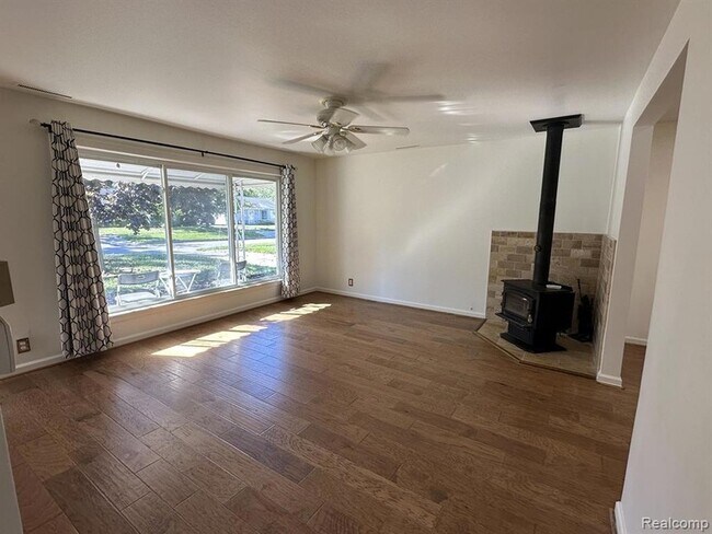 Foto del edificio - 36050 Glen St