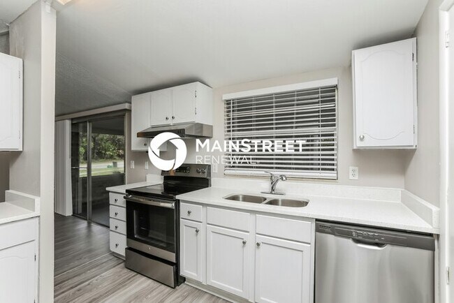 Foto del edificio - 3 Bedroom Pet-Friendly Home in DeBary, FL ...