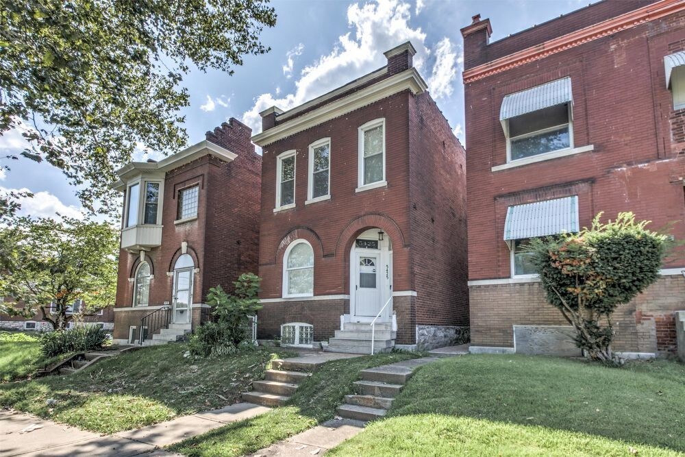 Primary Photo - 5425 South Broadway 2F