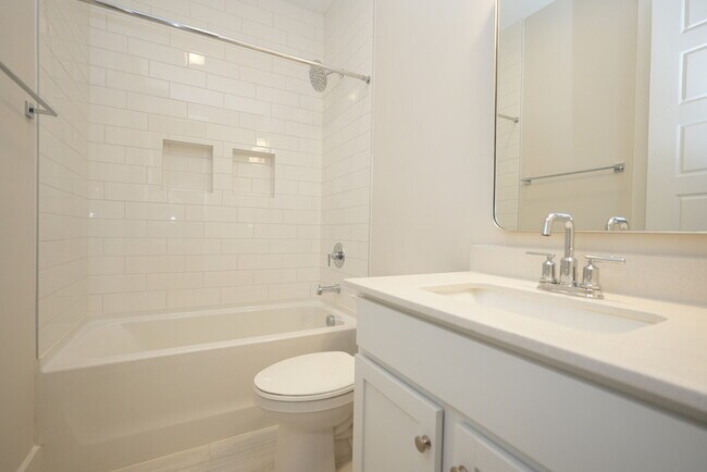 Building Photo - A beautiful home with 4 beds and 3 bath in...