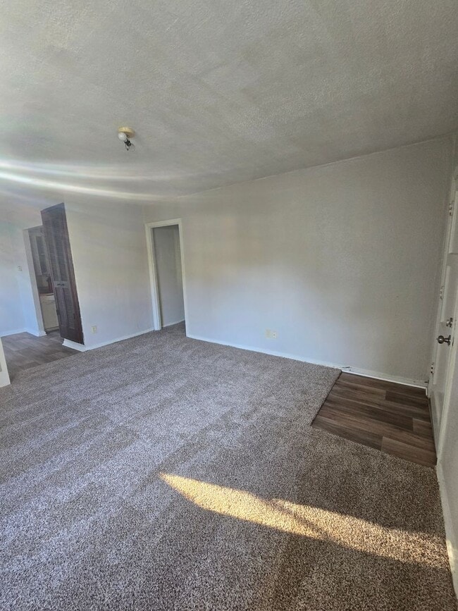 Building Photo - 2 bedroom 1 bathroom