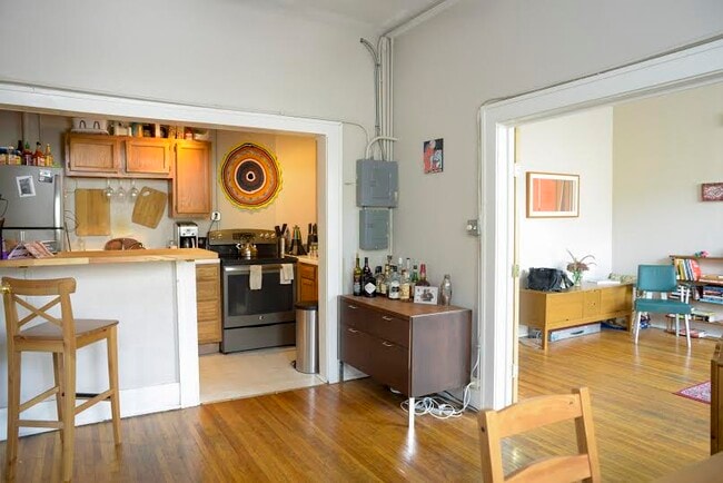 Sentada en el comedor, con vistas a la cocina y al dormitorio este. - 127 Iowa Avenue