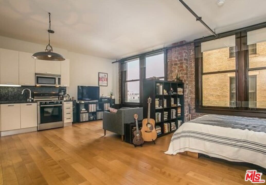 Foto principal - 460 S Spring St