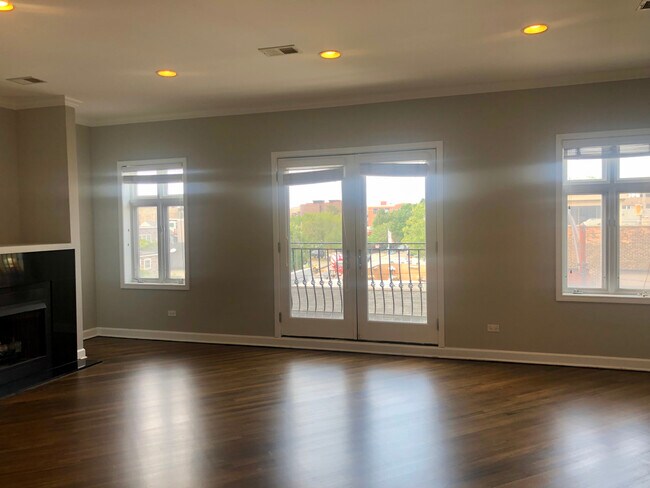 Building Photo - 531 N Racine Ave