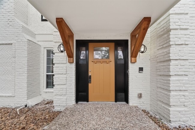 Building Photo - 2402 Oak Shores Dr