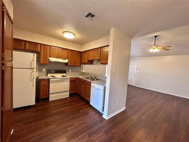 Foto del edificio - 8802 Pineridge Dr