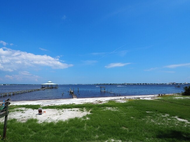 Foto del edificio - Dolphin watching from your own private beach!