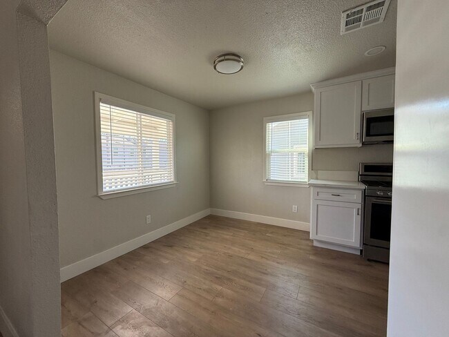 Foto del edificio - 3 Bed| 2 Bath | 864 SF | Private Driveway | Single Story | Tenant pays $175 monthly for WS&G