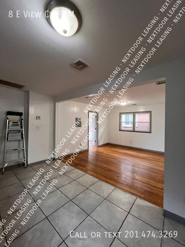 Building Photo - 8 E View Ct