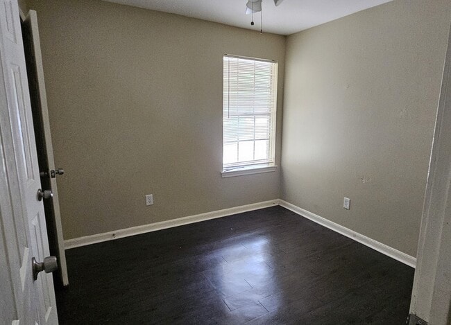 Foto del edificio - 3303 Roaming Woods Ln