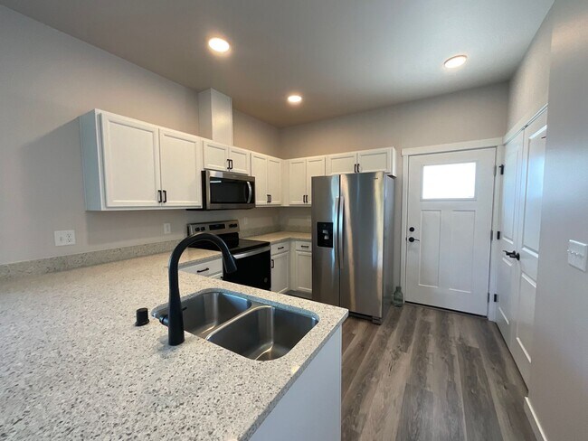 Building Photo - Beautiful 2 Bed, 1.5 Bath Sunset Village T...