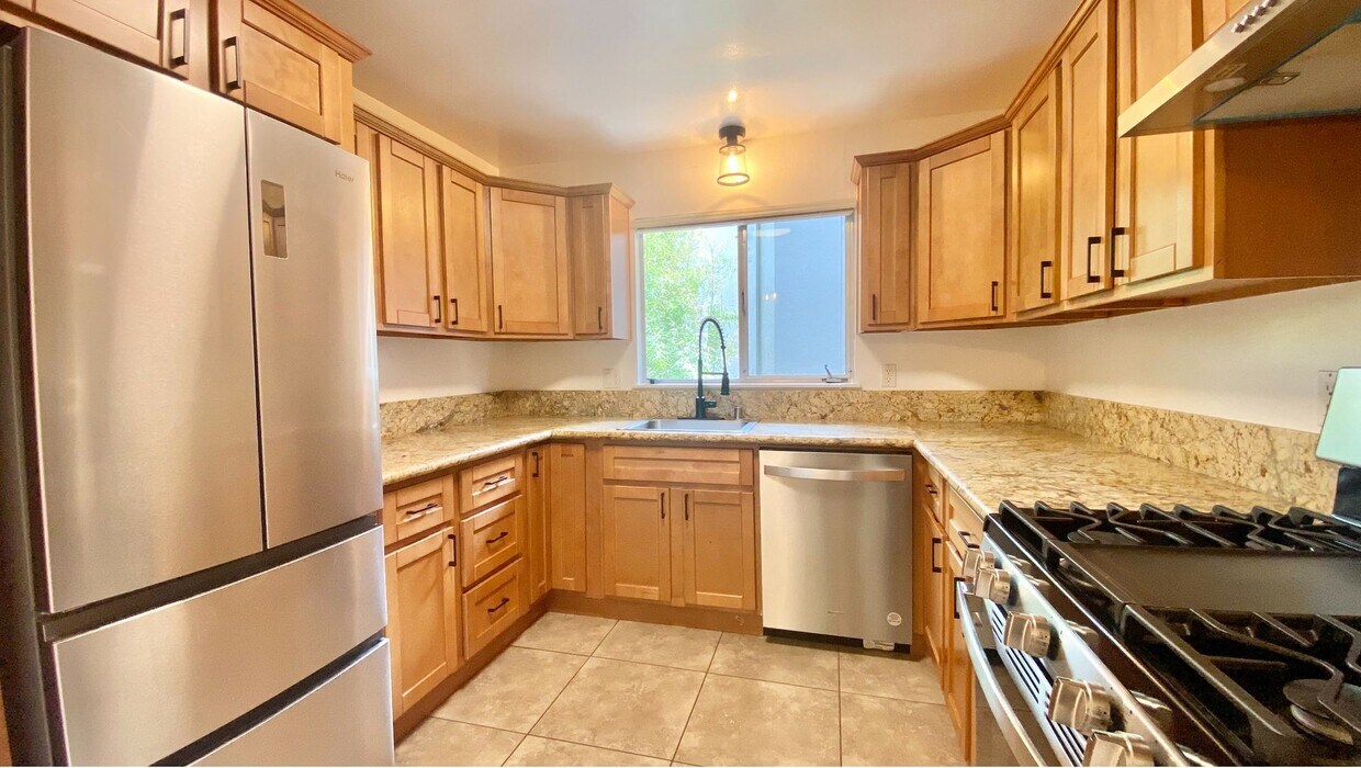 Primary Photo - Pet Friendly 2BR 1BA with Modern Updated K...