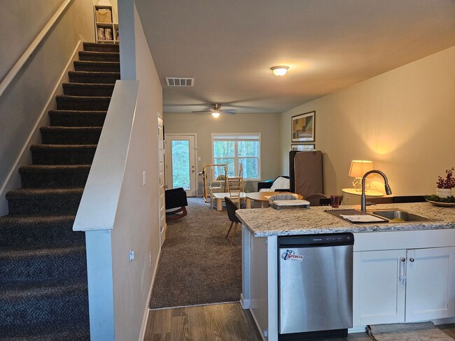 Building Photo - Beautiful 2 bedroom, 2.5 bath townhome Hol...