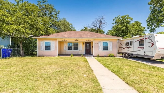 Building Photo - 3913 Roselawn Dr