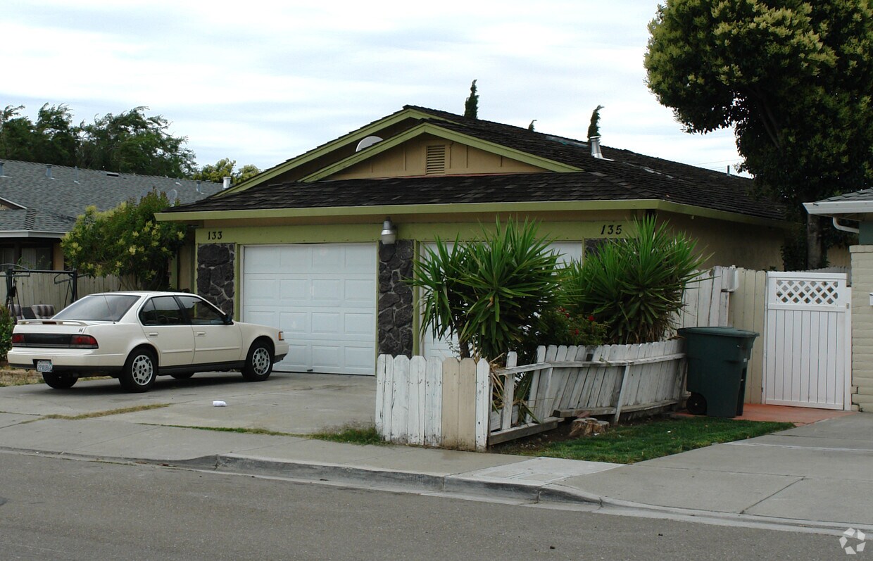 Building Photo - 133-135 El Dorado Dr