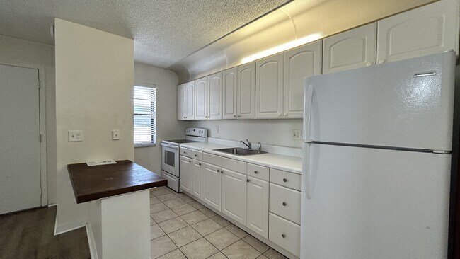 Building Photo - 1041 SE Monterey Rd