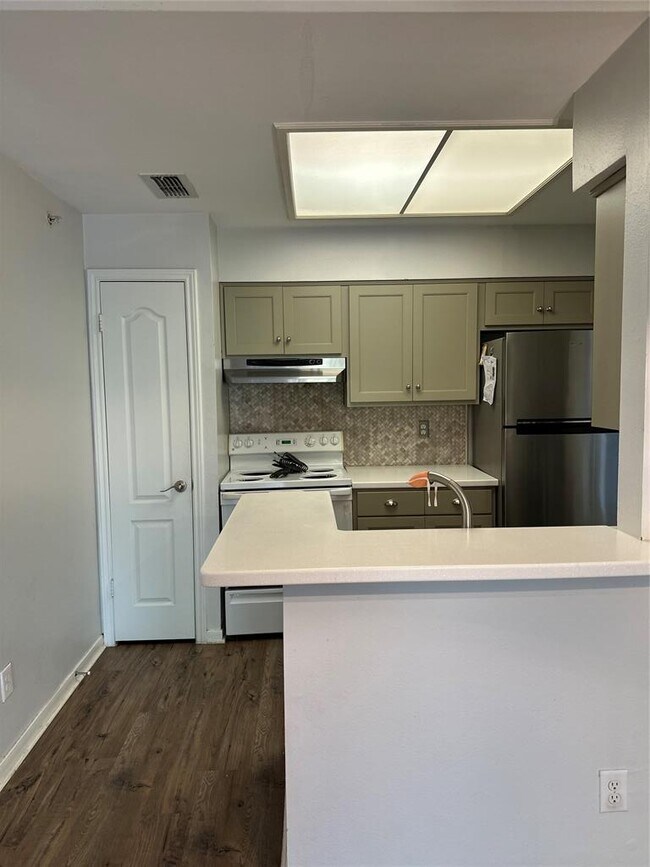 Building Photo - 6000 Shepherd Mountain Cove