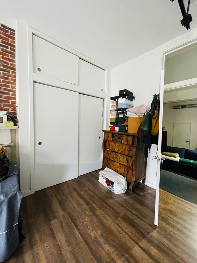 Foto del edificio - Spacious Master Bedroom and En-Suite in La...