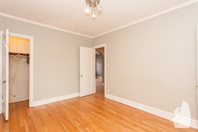 Building Photo - 1406 W Thorndale Ave