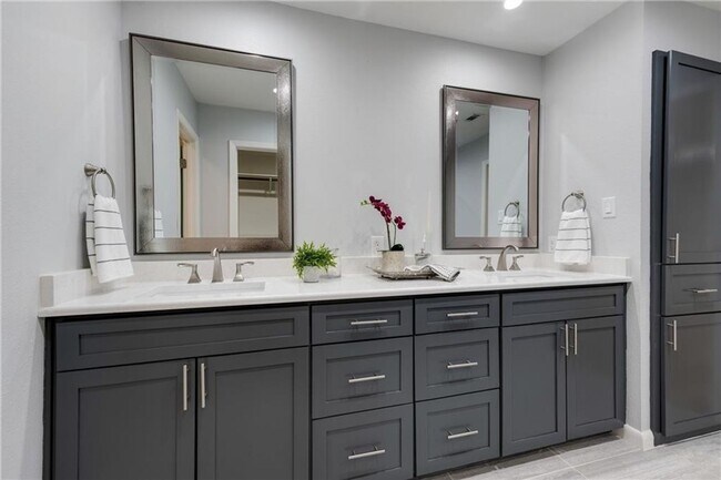 Building Photo - Stunning remodel in Balcones Woods