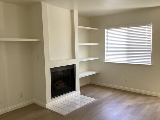 Foto del edificio - "Charming 2-Bed Condo with Cozy Fireplace & Modern Comforts in Lancaster!"