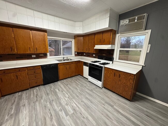 Building Photo - 82 N Elm St