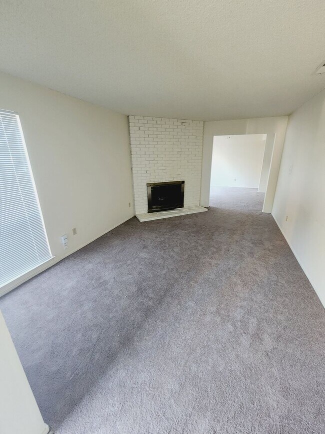 Foto del edificio - Fair Oaks halfplex - Available Now!