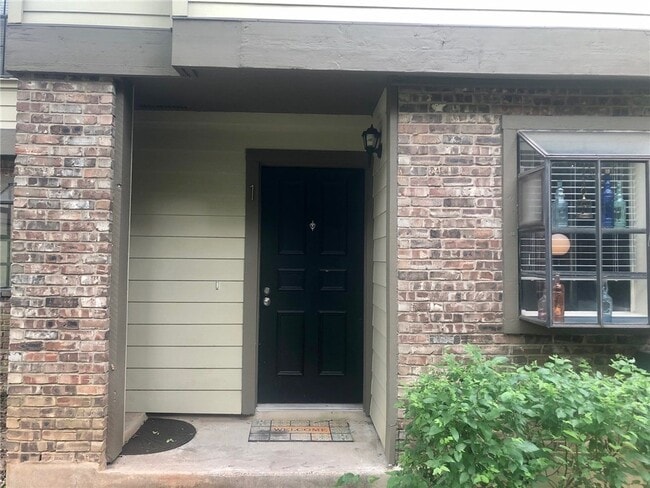 Building Photo - 1938 Holly Hill Dr