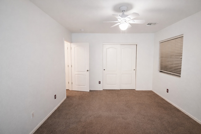 Building Photo - Huge house  great location