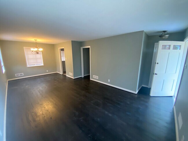 Foto del edificio - October Special!! Reduced Rent! Move In special- First Months Rent Free! Terms Apply! Call Today~