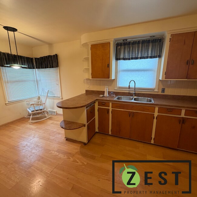 Foto del edificio - Excellent 3 Bed 1.5 Bath with basement & garage only $1,250/mo!  Open House Friday March 20th